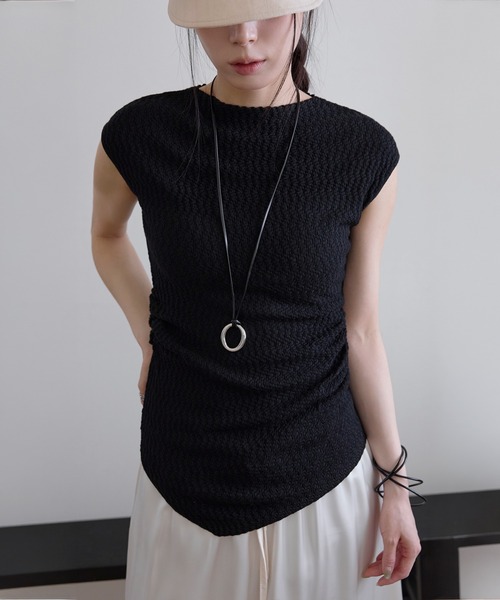 UNE MANSION(ユヌマンション)の「アシンメトリーサイドシャーリングポップコーンサマーニットノースリーブキャミソール(Tシャツ/カットソー・レディース・ブラウン/アイボリー/ブラック・FREE)」の15枚目の写真