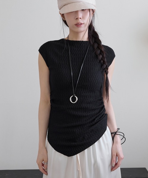 UNE MANSION(ユヌマンション)の「アシンメトリーサイドシャーリングポップコーンサマーニットノースリーブキャミソール(Tシャツ/カットソー・レディース・ブラウン/アイボリー/ブラック・FREE)」の19枚目の写真