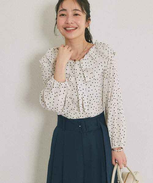 La boutique BonBon（ラブティックボンボン）の「【最強愛され】ギャザーフリルリボンドットブラウス（シャツ/ブラウス・レディース・ネイビー/ホワイト・FREE）」の5枚目の写真
