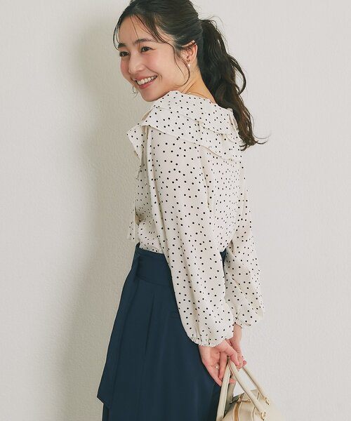 La boutique BonBon（ラブティックボンボン）の「【最強愛され】ギャザーフリルリボンドットブラウス（シャツ/ブラウス・レディース・ネイビー/ホワイト・FREE）」の6枚目の写真