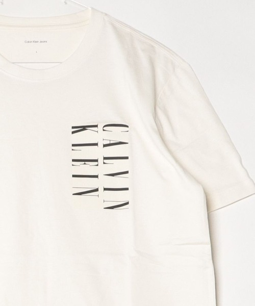 Calvin Klein Jeans(カルヴァンクラインジーンズ)の「Calvin Klein Jeans カルバンクラインジーンズ Serif Box Graphic Tee セリフ ボックス グラフィック Tシャツ(Tシャツ/カットソー・メンズ・ブラック/ホワイト・XL/L/M)」の1枚目の写真