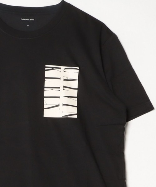 Calvin Klein Jeans(カルヴァンクラインジーンズ)の「Calvin Klein Jeans カルバンクラインジーンズ Serif Box Graphic Tee セリフ ボックス グラフィック Tシャツ(Tシャツ/カットソー・メンズ・ブラック/ホワイト・XL/L/M)」の2枚目の写真