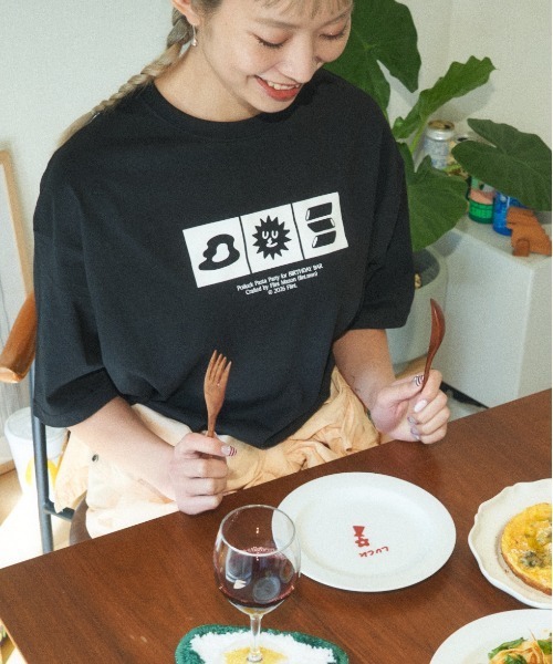 BIRTHDAY BAR(バースデイバー)の「【POTLUCK PASTA PARTY】Tシャツ 2サイズ展開(Tシャツ/カットソー・レディース・ホワイト/ネイビー/ブラック・MEDIUM/X-LARGE)」の1枚目の写真
