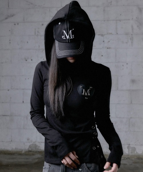 MUCENT(ムセント)の「A'GEM/9 × .kom 『MUCENT/ムセント』 VANTA METAL LOGO SNAP BUTTON/バンタメタルロゴボタンフードトップス(その他トップス・レディース・ブラック・FREE)」の1枚目の写真