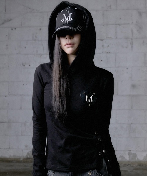 MUCENT(ムセント)の「A'GEM/9 × .kom 『MUCENT/ムセント』 VANTA METAL LOGO SNAP BUTTON/バンタメタルロゴボタンフードトップス(その他トップス・レディース・ブラック・FREE)」の2枚目の写真