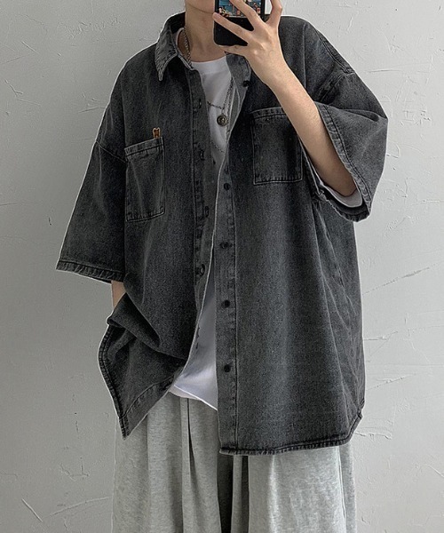 SHEPP(シープ)の「【UNISEX】ワンポイントオーバーサイズ ライトデニム ハーフスリーブシャツ(シャツ/ブラウス・メンズ・ブルー/ブラック・M)」の10枚目の写真
