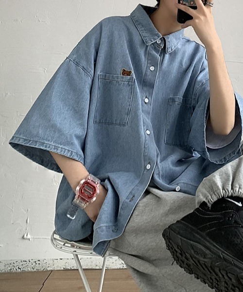 SHEPP(シープ)の「【UNISEX】ワンポイントオーバーサイズ ライトデニム ハーフスリーブシャツ(シャツ/ブラウス・メンズ・ブルー/ブラック・M)」の7枚目の写真