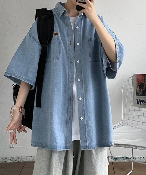 SHEPP(シープ)の「【UNISEX】ワンポイントオーバーサイズ ライトデニム ハーフスリーブシャツ(シャツ/ブラウス・メンズ・ブルー/ブラック・M)」の3枚目の写真