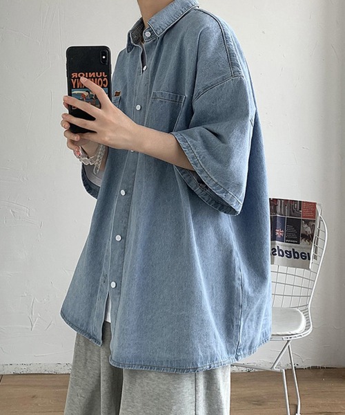 SHEPP(シープ)の「【UNISEX】ワンポイントオーバーサイズ ライトデニム ハーフスリーブシャツ(シャツ/ブラウス・メンズ・ブルー/ブラック・M)」の4枚目の写真