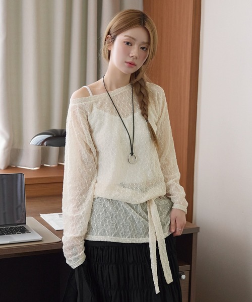 UNE MANSION(ユヌマンション)の「【UNE ORIGINAL】ベルト付きオフショルダーレースオーバーサイズレイヤードカットソー(Tシャツ/カットソー・レディース・ブラウン/クリーム/ブラック・FREE)」の2枚目の写真