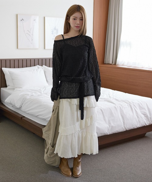 UNE MANSION(ユヌマンション)の「【UNE ORIGINAL】ベルト付きオフショルダーレースオーバーサイズレイヤードカットソー(Tシャツ/カットソー・レディース・ブラウン/クリーム/ブラック・FREE)」の4枚目の写真