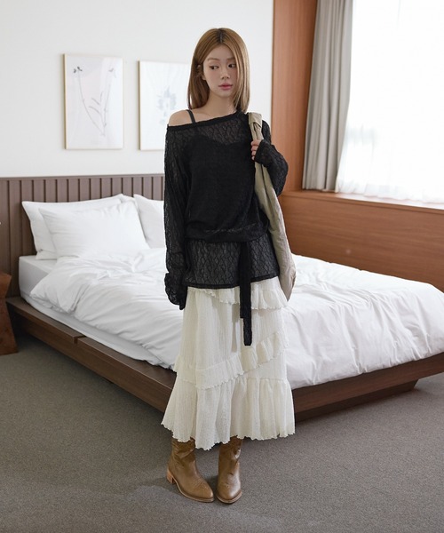 UNE MANSION(ユヌマンション)の「【UNE ORIGINAL】ベルト付きオフショルダーレースオーバーサイズレイヤードカットソー(Tシャツ/カットソー・レディース・ブラウン/クリーム/ブラック・FREE)」の5枚目の写真
