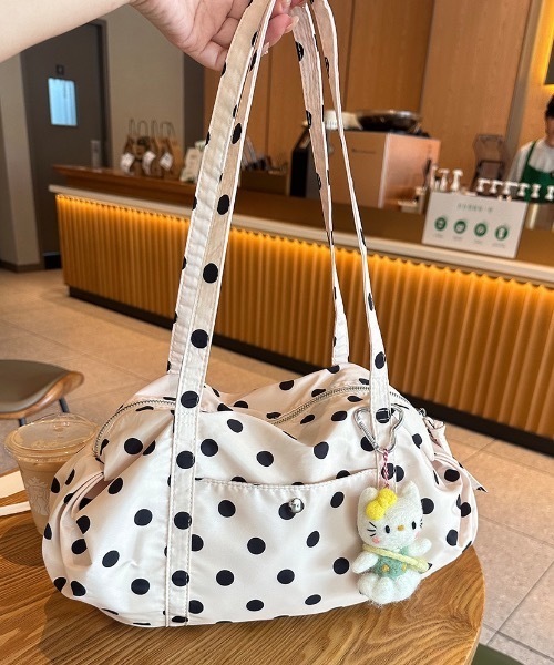 Teem Store（チームストア）の「【ドット柄】 ギャザーミニボストンバッグ（ショルダーバッグ・レディース・ブラック/ホワイト・F）」の4枚目の写真