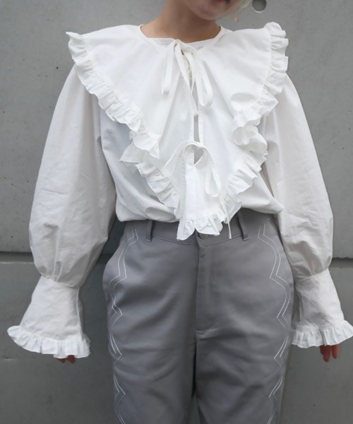 ZOZOMARKET by aoi(ゾゾマーケットバイアオイ)の「【インフルエンサー aoiセレクト】コットンフリルブラウス(シャツ/ブラウス・レディース・ブラック/ホワイト・FREE)」の1枚目の写真