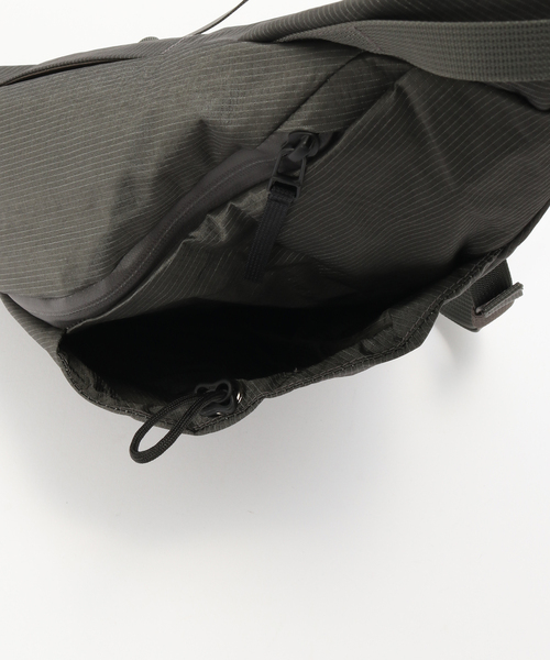SEALSON(シールソン)の「SEALSON / シールソン SR1 2WAY GRAB BAG GRAVEL GREY(ショルダーバッグ・メンズ・チャコールグレー・FREE)」の7枚目の写真