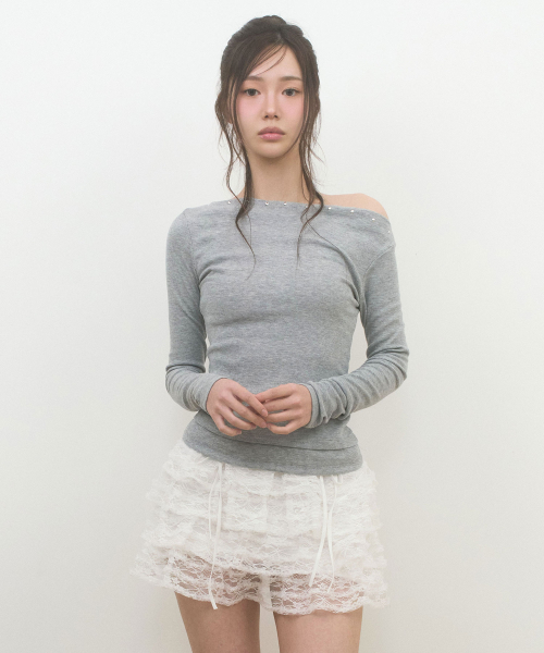 LIE MEQUE（リメーク）の「アンバランススタッズスリムロングスリーブグレー（Tシャツ/カットソー・レディース・グレー・FREE）」の2枚目の写真