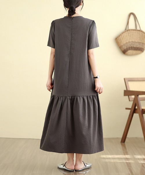 LUCPY（ラクピー）の「リラックスティアードロングワンピース（ワンピース・レディース・アッシュグレー・MEDIUM/LARGE/X-LARGE/XX-LARGE）」の2枚目の写真