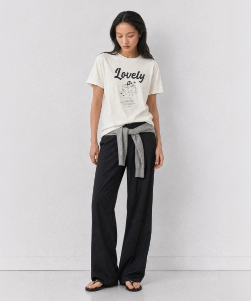 Between A and B（ビトウィーンエイアンドビー）の「愛らしい少女グラフィックTシャツ[クリーム]（Tシャツ/カットソー・レディース・クリーム・FREE）」の2枚目の写真