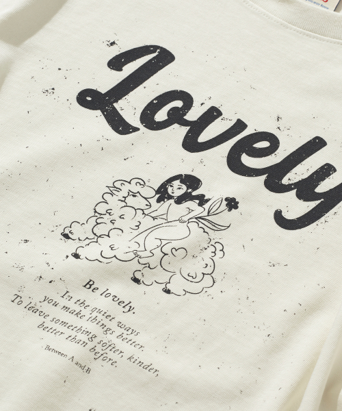 Between A and B（ビトウィーンエイアンドビー）の「愛らしい少女グラフィックTシャツ[クリーム]（Tシャツ/カットソー・レディース・クリーム・FREE）」の4枚目の写真
