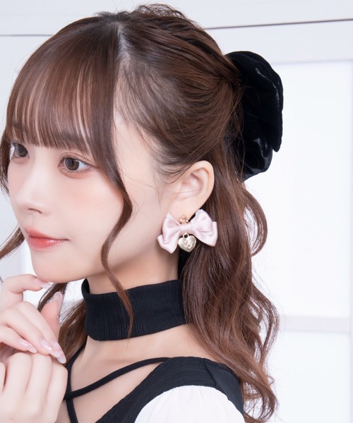 LAFARY（ラファリー）の「ロゴハートリボンピアス（ピアス（両耳用）・レディース・ピンクベージュ/アイボリー/ブラック・FREE）」の3枚目の写真