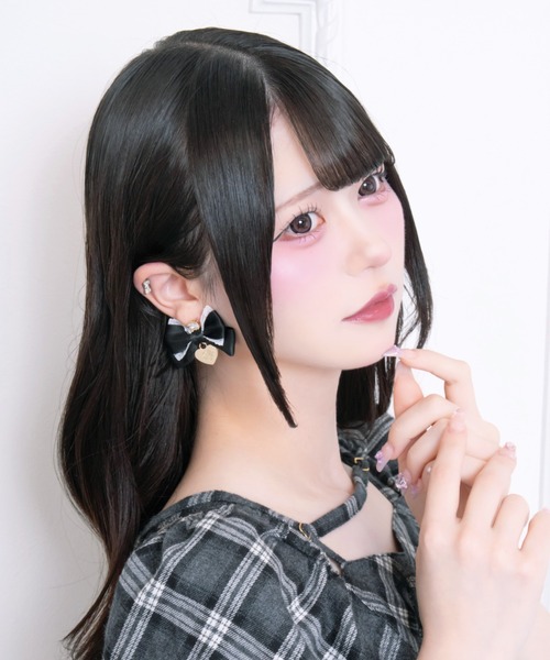 LAFARY（ラファリー）の「ロゴハートリボンピアス（ピアス（両耳用）・レディース・ピンクベージュ/アイボリー/ブラック・FREE）」の2枚目の写真