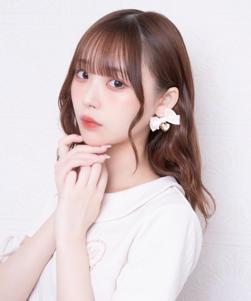 LAFARY（ラファリー）の「ロゴハートリボンピアス（ピアス（両耳用）・レディース・ピンクベージュ/アイボリー/ブラック・FREE）」の7枚目の写真