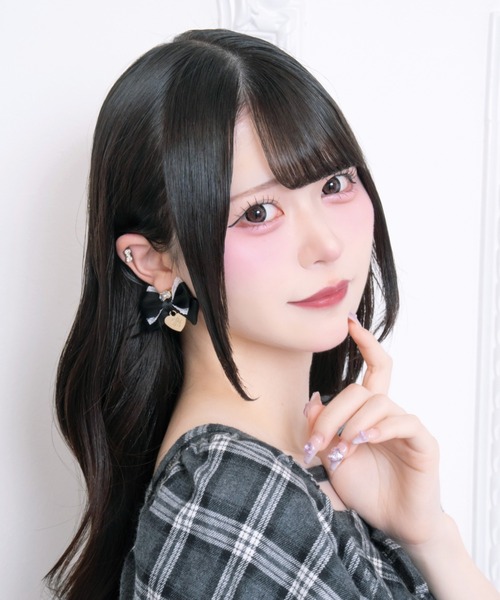 LAFARY（ラファリー）の「ロゴハートリボンピアス（ピアス（両耳用）・レディース・ピンクベージュ/アイボリー/ブラック・FREE）」の4枚目の写真
