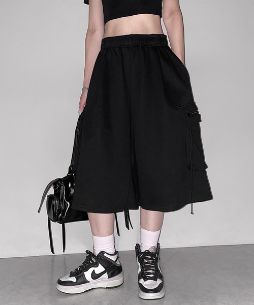 me+em select(ミームセレクト)の「【 2color 】タックワイドカーゴスウェットハーフパンツ / tuck wide cargo sweat half pants(スウェットパンツ・レディース・ブラック/グレー・FREE)」の2枚目の写真
