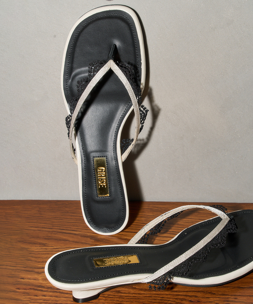 GRISE(グリーズ)の「《/WEB+一部店舗限定》GRISE3.5cmレーストングサンダル(サンダル・レディース・ブラック/アイボリー・X-LARGE/LARGE/MEDIUM/SMALL)」の2枚目の写真