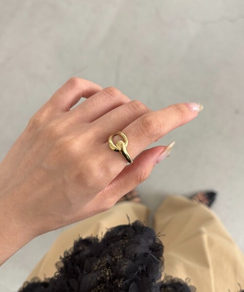 CAPRICIEUX LE'MAGE(カプリシューレマージュ)の「〈GOLDY/ゴールディ〉【ステンレス】ノットラインリング(リング・レディース・ゴールド/シルバー・FREE)」の7枚目の写真