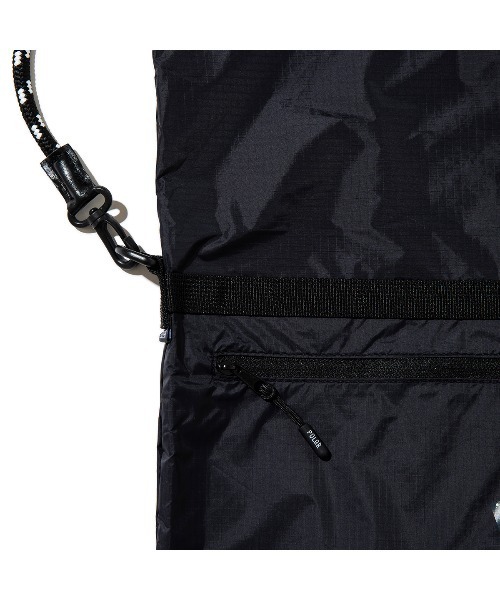 POLeR（ポーラー）の「POLER DRAWSTRING SLING BAG（ポーラー ドローストリング スリングバッグ）（ボディバッグ/ウエストポーチ・メンズ・グレー系/ブルー系/Black・ONE SIZE）」の7枚目の写真