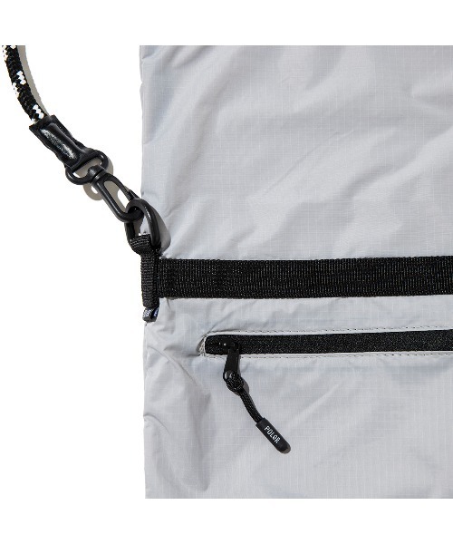 POLeR（ポーラー）の「POLER DRAWSTRING SLING BAG（ポーラー ドローストリング スリングバッグ）（ボディバッグ/ウエストポーチ・メンズ・グレー系/ブルー系/Black・ONE SIZE）」の11枚目の写真
