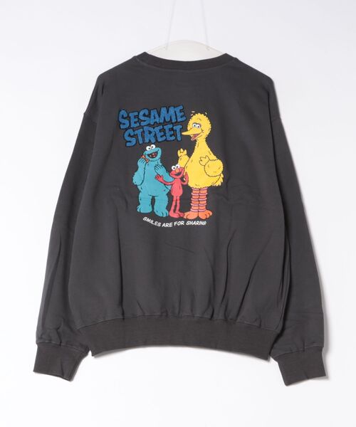 SESAME STREET(セサミストリート)の「【SESAME STREET/セサミストリート】かすれプリントトレーナー(スウェット・レディース・カラフル/オフホワイト/チャコールグレー/ダークグリーン・MEDIUM/LARGE/X-LARGE)」の6枚目の写真