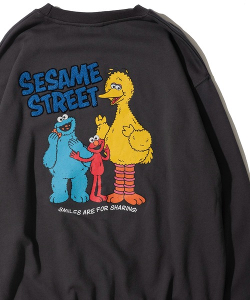 SESAME STREET(セサミストリート)の「【SESAME STREET/セサミストリート】かすれプリントトレーナー(スウェット・レディース・カラフル/オフホワイト/チャコールグレー/ダークグリーン・MEDIUM/LARGE/X-LARGE)」の1枚目の写真