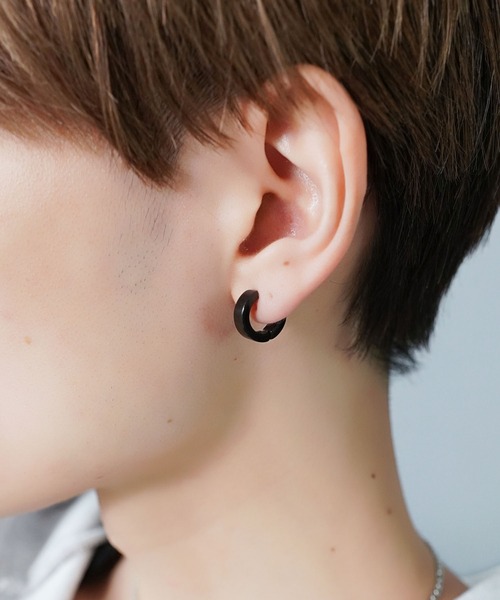 SPINNS（スピンズ）の「【累計販売数2.5万】ミニフープイヤリング/シンプル/ユニセックス対応/落ちにくい・痛くなりにくい設計（イヤリング・メンズ・ブラック/ゴールド/シルバー/シルバー系その他/ブラック系その他/ゴールド系その他・ONESIZE）」の2枚目の写真