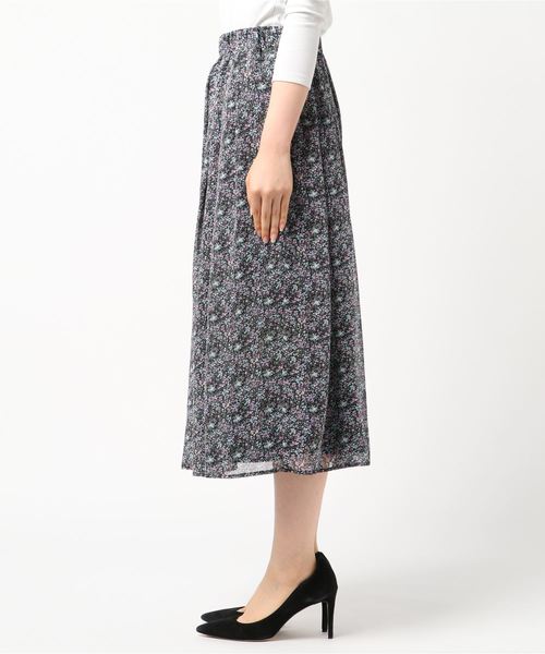 ASTORIA ODIER(アストリアオディール)の「ウエストゴム 小花柄プリントロングスカート(スカート・レディース・ブラック/ネイビー・SMALL/MEDIUM)」の4枚目の写真