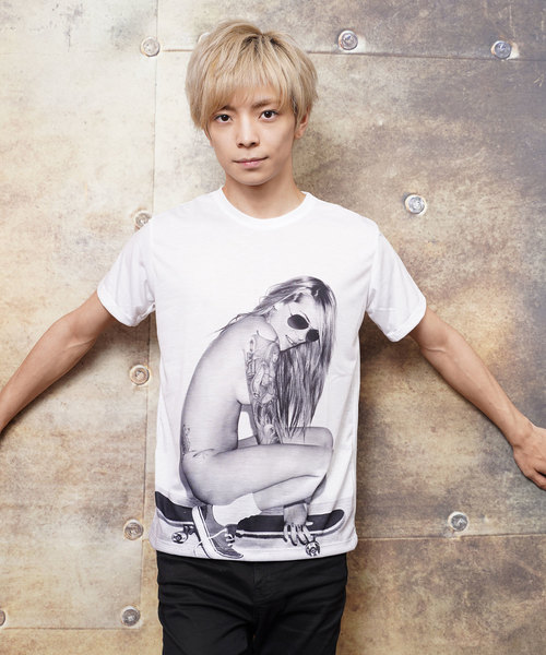 おしゃれスタ(オシャレスタ)の「モノトーンガールズフォトプリントクルーネックTシャツ(KU)(Tシャツ/カットソー・メンズ・A/B/C/D・M/L)」の1枚目の写真
