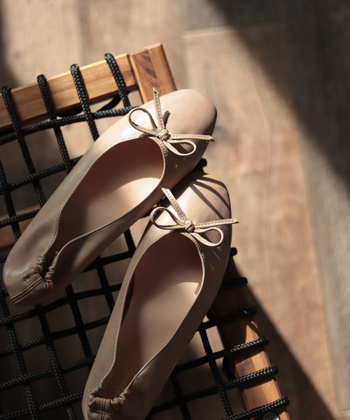 SESTO(セスト)の「柔らかギャザースクエアトゥバレエシューズパンプス(バレエシューズ・レディース・ホワイト/ブラック/ダークブラウン/シルバー/ゴールド/キャメル/レオパード/グレイッシュベージュ・22.5cm/23.5cm/24.5cm/25.5cm/23.0cm/24.0cm/22.0cm)」の4枚目の写真