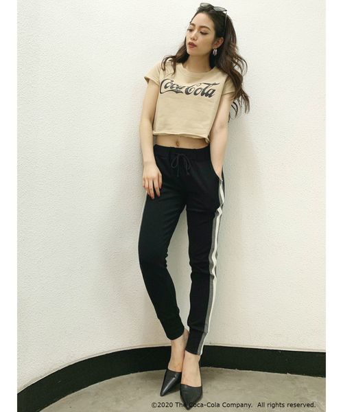 GYDA(ジェイダ)の「COCA-COLA ショートTシャツ(Tシャツ/カットソー・レディース・ブラック/ベージュ/レッド/オフホワイト・FREE)」の12枚目の写真