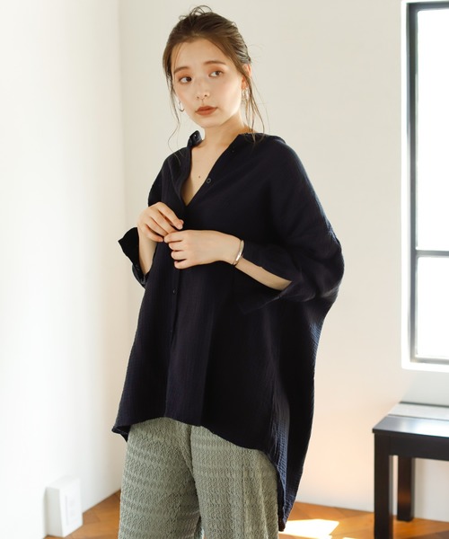 Auntie Rosa Holiday（アンティローザホリデー）の「【Holiday】バンドカラーダブルガーゼルーズシャツ（シャツ/ブラウス・レディース・ブラック/パープル/グリーン/モカ/ナチュラル/バーガンディー・FREE）」の2枚目の写真