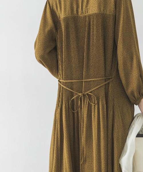 URBAN RESEARCH（アーバンリサーチ）の「プリーツデザインドットワンピース（ワンピース・レディース・ブラック/オリーブ・FREE）」の17枚目の写真