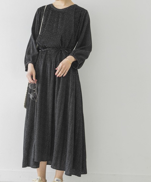 URBAN RESEARCH（アーバンリサーチ）の「プリーツデザインドットワンピース（ワンピース・レディース・ブラック/オリーブ・FREE）」の4枚目の写真