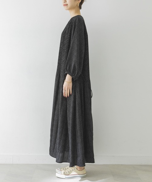 URBAN RESEARCH（アーバンリサーチ）の「プリーツデザインドットワンピース（ワンピース・レディース・ブラック/オリーブ・FREE）」の5枚目の写真