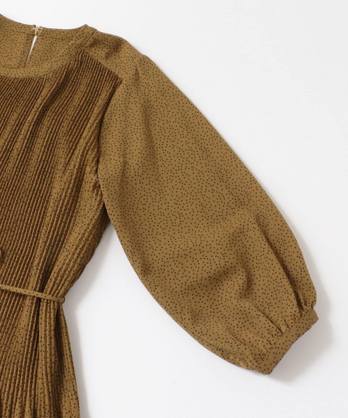 URBAN RESEARCH（アーバンリサーチ）の「プリーツデザインドットワンピース（ワンピース・レディース・ブラック/オリーブ・FREE）」の19枚目の写真