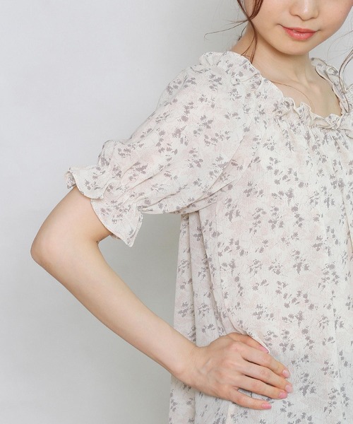 Crisp yours(クリスプユアーズ)の「【WEB限定】フラワーフリルパフブラウス(シャツ/ブラウス・レディース・アイボリー/ピンクベージュ・FREE)」の4枚目の写真