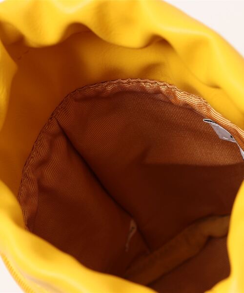 ACCOMMODE（アコモデ）の「グッドフェイスボトルミニバッグ（ショルダーバッグ・レディース・イエロー/ベージュ/ブラウン・FREE）」の11枚目の写真