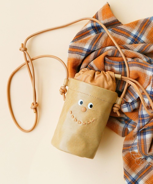 ACCOMMODE（アコモデ）の「グッドフェイスボトルミニバッグ（ショルダーバッグ・レディース・イエロー/ベージュ/ブラウン・FREE）」の2枚目の写真