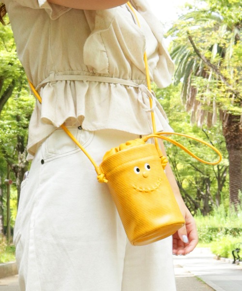 ACCOMMODE（アコモデ）の「グッドフェイスボトルミニバッグ（ショルダーバッグ・レディース・イエロー/ベージュ/ブラウン・FREE）」の3枚目の写真