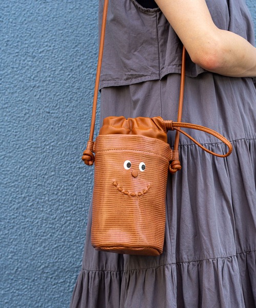 ACCOMMODE（アコモデ）の「グッドフェイスボトルミニバッグ（ショルダーバッグ・レディース・イエロー/ベージュ/ブラウン・FREE）」の4枚目の写真