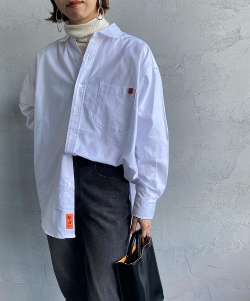 UNIVERSAL OVERALL（ユニバーサルオーバーオール）の「【FUDGE 11月号掲載】[UNIVERSAL OVERALL/ユニバーサルオーバーオール] 別注 ラウンドカラービッグシャツ（シャツ/ブラウス・レディース・ブルー/ホワイト/ピンク/イエロー・F）」の2枚目の写真